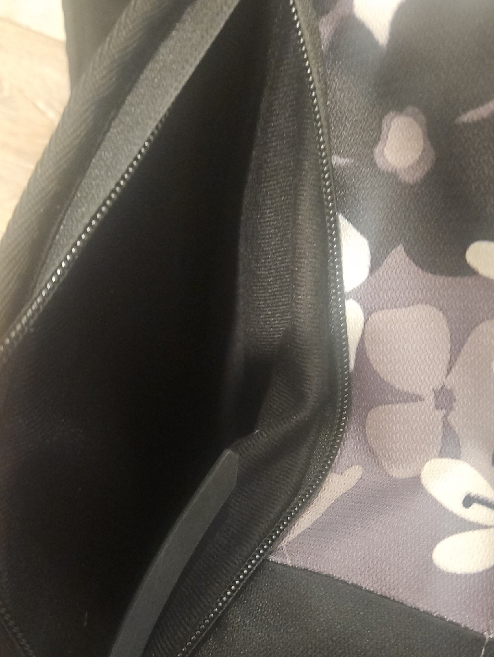 Sherpani ESPRIT Sling Bag - Picture 10 of 10